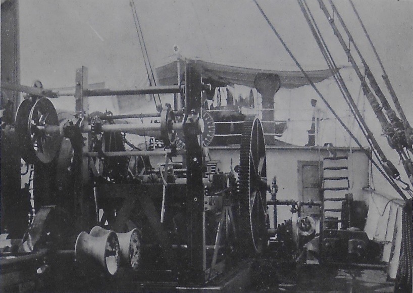 Maquinaria en el vapor Idum.jpg Maquinaria en el vapor “Idum” para sumergir el cable con rumbo a Frontera (Tabasco) y Campeche. Revista El Mundo Ilustrado octubre, 1902.