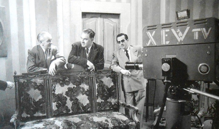 Emilio Azcárraga.jpg En 1951 Emilio Azcárraga Vidaurreta (centro) fundó la estación de televisión XEW-TV. Reproducción autorizada por el INAH.