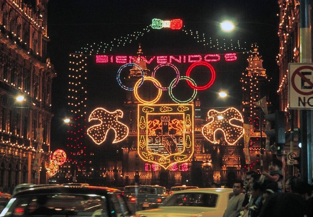 Dispuestos a sorprender al mundo “con cosas que no esperaban de un país en vías de desarrollo”, México acogió la Olimpiada de 1968 con el propósito de “celebrar una gesta deportiva, cultural y artística” que enalteciera a la juventud, la solidaridad y la paz entre naciones. 