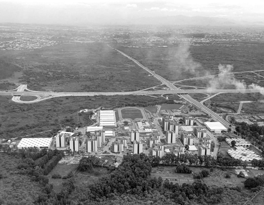 La infraestructura deportiva fue uno de los grandes desafíos para México en 1968. Construida en tiempo récord, en un terreno de 20 mil metros cuadrados, la Villa Olímpica “Libertador Miguel Hidalgo”, alojó a miles de atletas y periodistas nacionales y extranjeros. Foto recuperada: México de Raíz.