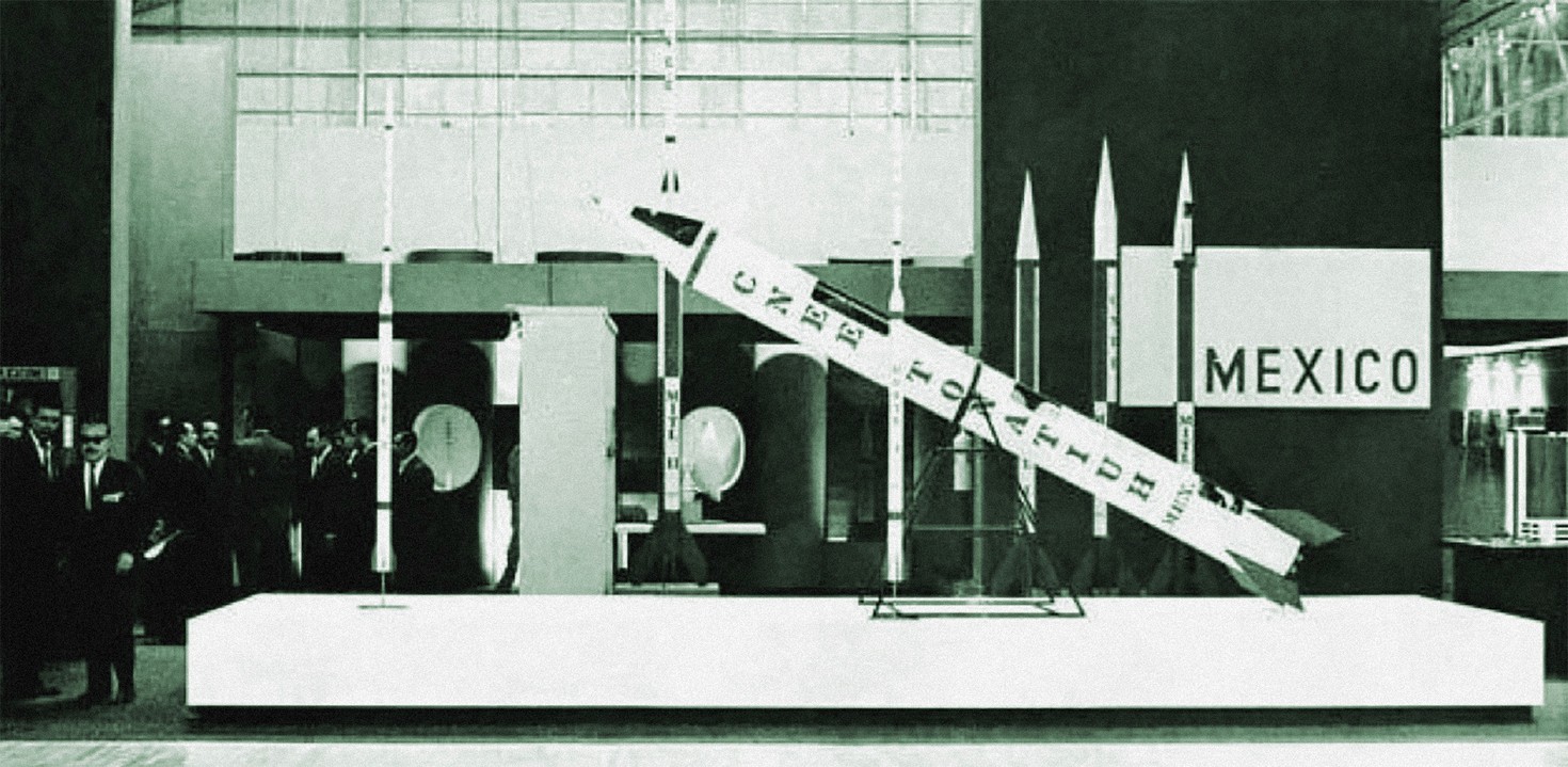 En 1962 y, como una apuesta por la innovación tecnológica, la SCT creó la Comisión Nacional del Espacio Exterior con el propósito de coordinar la investigación y la exploración espacial. Y así, aprovechar el uso de los servicios en telecomunicaciones. Foto recuperada: El Tiempo y su Memoria.