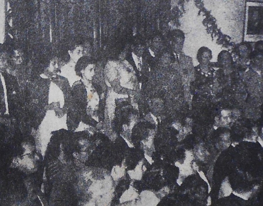 6 Nutrida concurrencia de compañeras.jpg Nutrida concurrencia de compañeras y compañeros telegrafistas en el salón de aparatos de la oficina central telegráfica. El Universal 15 de febrero de 1954.