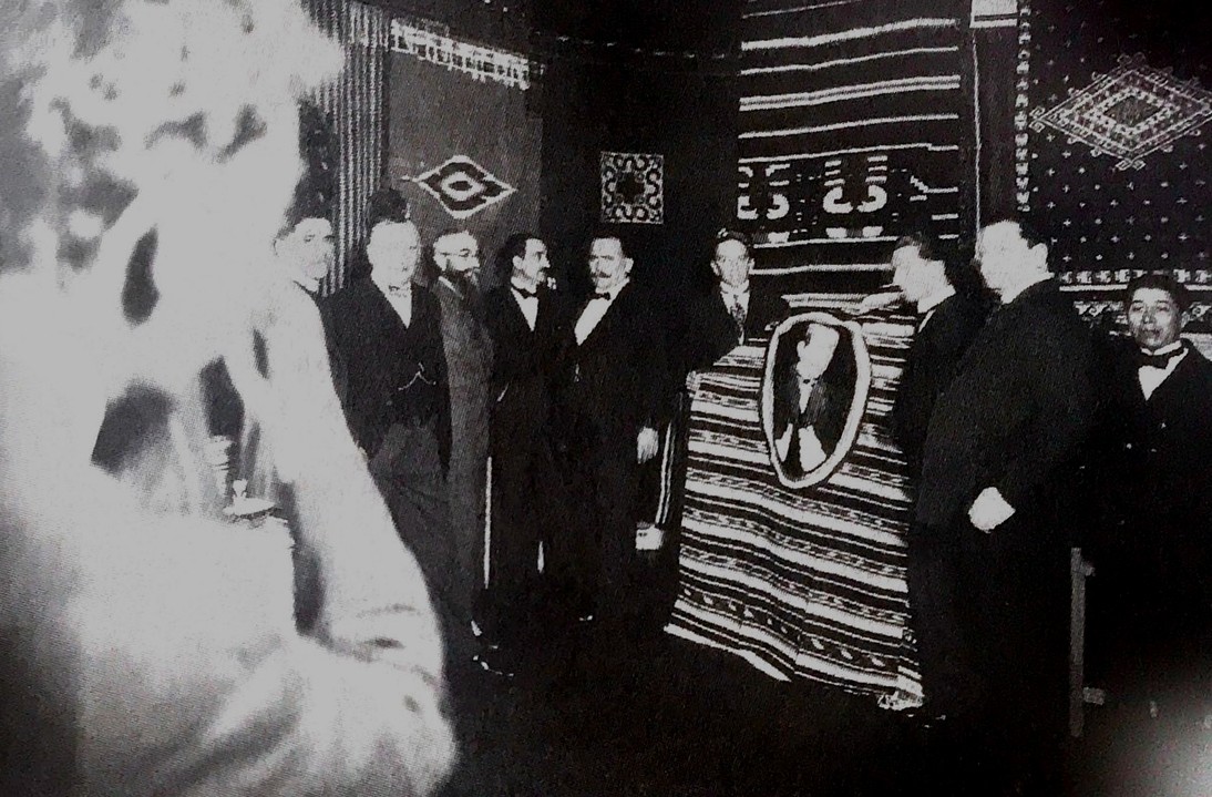 El escritor Martín Luis Guzmán.jpg El escritor Martín Luis Guzmán, además de formar parte del Comité Organizador del Centenario de la Consumación de la Independencia, documentó fotográficamente las actividades de 1921. Ejemplo de ello, fue la Inauguración de la Exposición de Arte Popular, presidida por Álvaro Obregón. Foto recuperada del libro: Virginia Guedea, Asedios a los Centenarios (1910 y 1911).