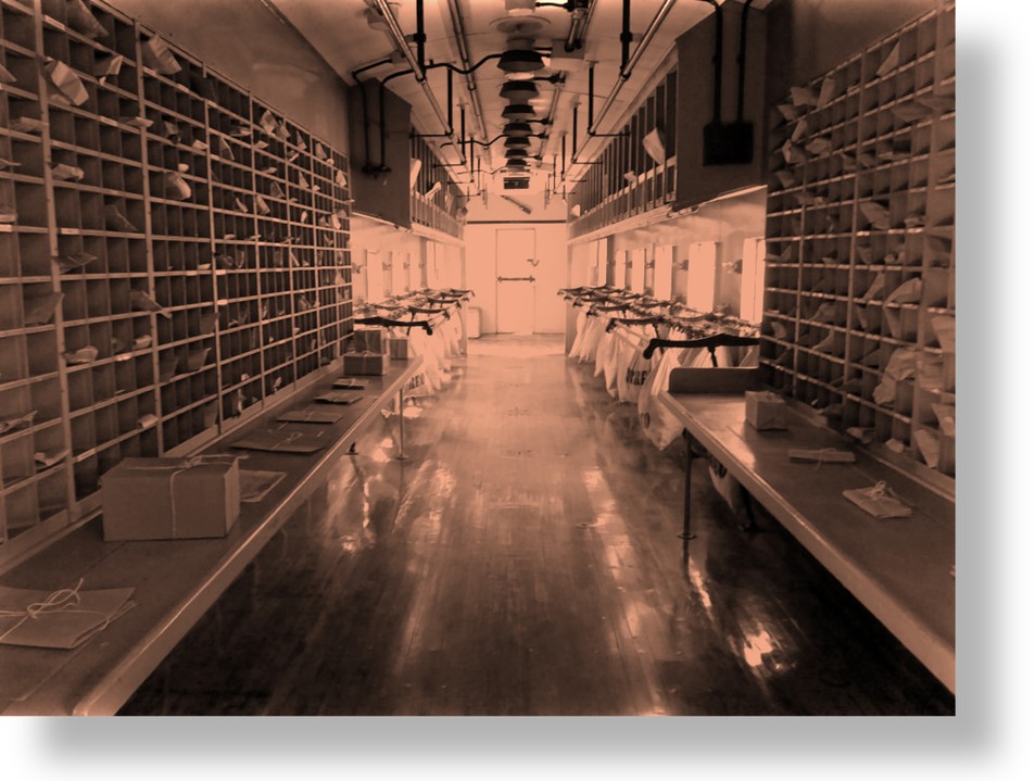 TELECOMUNICACIONES 06.jpg Interior del vagón postal en uno de los trenes exhibidos en el Museo Nacional de los Ferrocarriles. https://www.nomadicbackpacker.com/museo-nacional-de-los-ferrocarriles-mexicanos-puebla.html