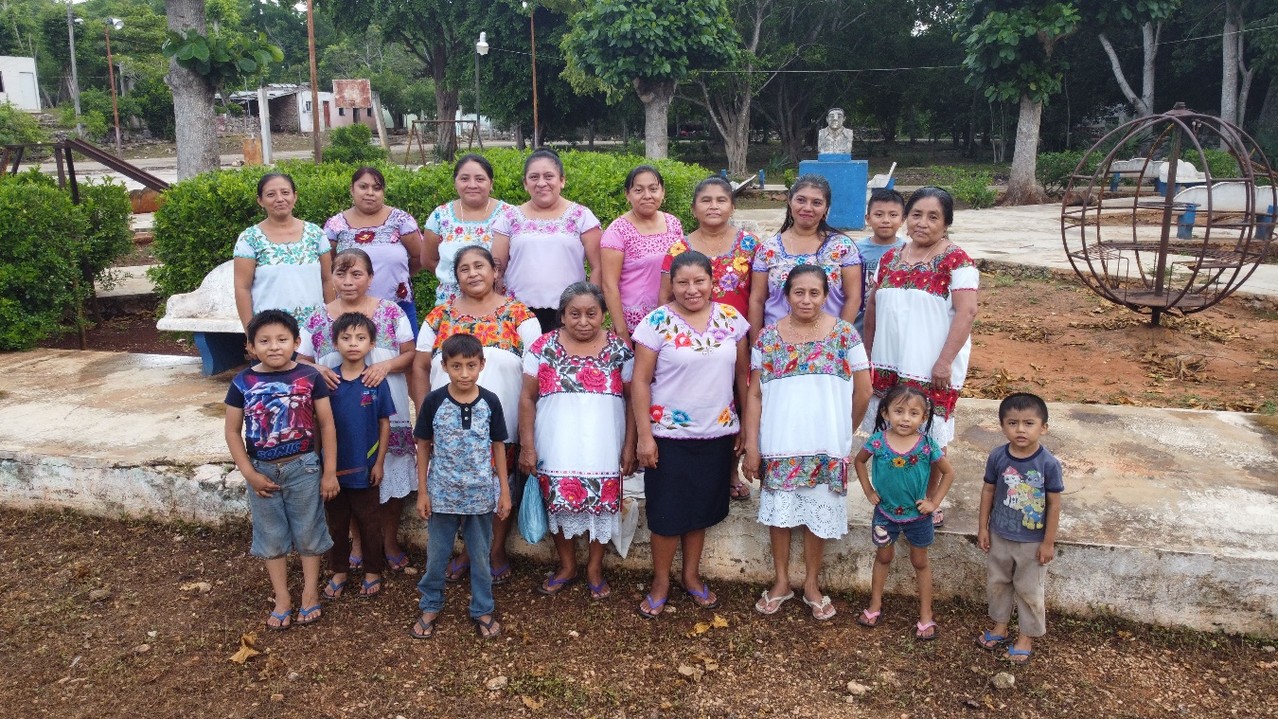 2 Colectiva de mujeres mayas de la comunidad de Yokdzonot Hu.jpg Colectiva de mujeres mayas de la comunidad de Yokdzonot Hú, dedicadas al bordado y tallado de artesanía en madera.