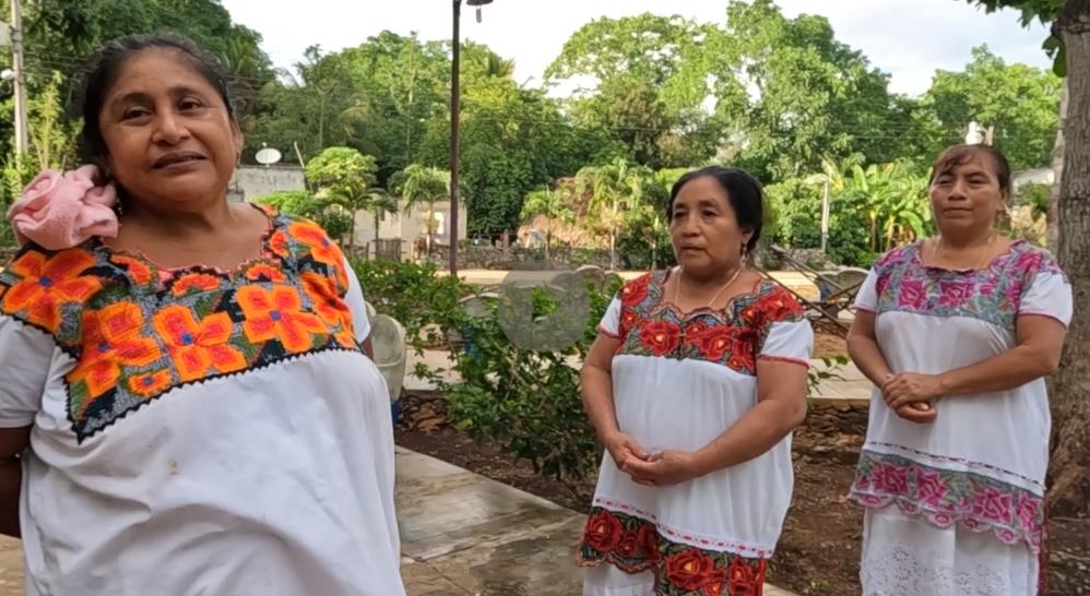 7 Artesanas mayas portan orgullosas las prendas.jpg