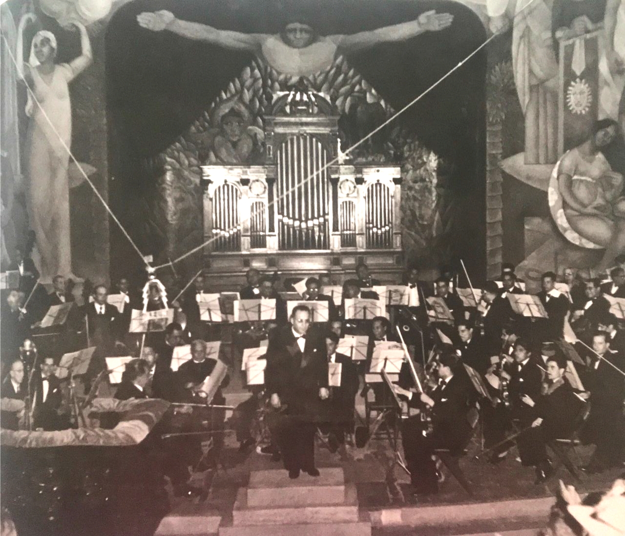 En junio de 1937 la Orquesta Sinfónica de la Universidad interpretó el concierto inaugural de Radio UNAM.jpg