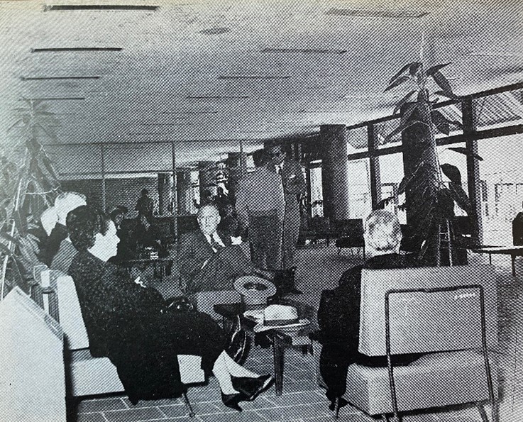 Sala Internacional destinada a la partida.jpg Sala Internacional destinada a la partida y llegada de aeronaves del extranjero. Memorias SCOP 1953-1954