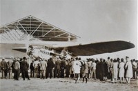4 Charles Lindbergh tripula el trimotor Ford.jpg