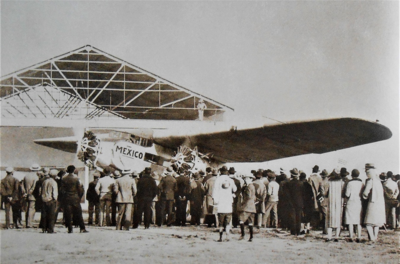 4 Charles Lindbergh tripula el trimotor Ford.jpg