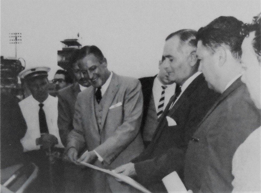 2 El Ing Walter Cross Buchanan.jpg El Ing. Walter Cross Buchanan (canoso y de traje oscuro), secretario de Comunicaciones y Transportes, inaugura el primer vuelo de Mexicana de Aviación en jet rumbo a Los Ángeles. Libro: Mexicana la primera siempre será la primera.
