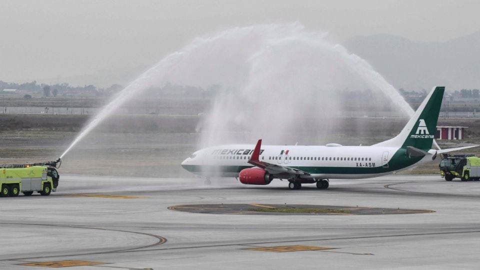 8 Dos potentes chorros de agua.jpg Dos potentes chorros de agua hacen marco al paso del avión de Mexicana, que reinicia sus vuelos en el interior de la República después de 13 largos años de inactividad. https://lasillarota.com/estados/2023/12/26/mexicana-de-aviacion-retoma-el-vuelo-costo-de-boletos-rutas-aeropuertos-440425.html