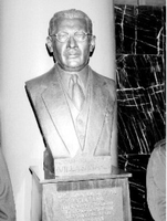 Busto homenaje al ingeniero y piloto aviador militar.png