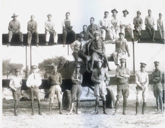 Como una forma de controlar la calidad de los aparatos fabricados en talleres mexicanos.jpg Como una forma de controlar la calidad de los aparatos fabricados en talleres mexicanos, pilotos y técnicos subían a las naves para comprobar su resistencia. Foto recuperada del libro: Centenario de la Industria Militar Mexicana.