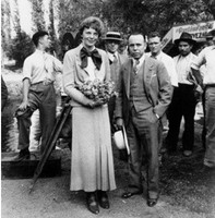 Amelia Earhart, primera mujer piloto aviador.jpg