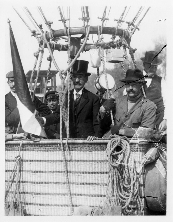 Cantolla y Braniff a punto de iniciar su paseo en globo aerostático por una parte de la ciudad de México, 1910. Reproducción Autorizada por el Instituto Nacional de Antropología e Historia.