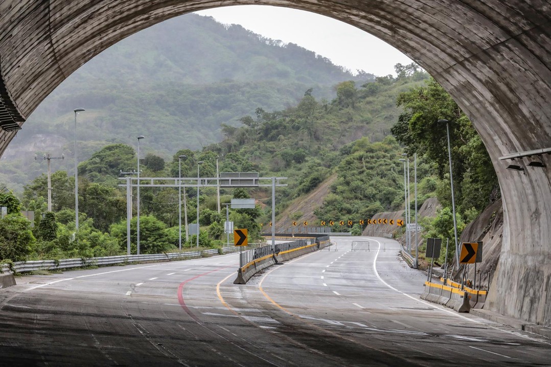 Libramiento Poniente de Acapulco ya terminado a la salida de uno de sus tres túneles SICT.jpg Libramiento Poniente de Acapulco, ya terminado, a la salida de uno de sus tres túneles. SICT