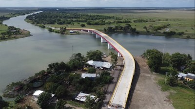 Después de tres largas décadas de espera, los tabasqueños celebran la construcción del anhelado puente Quintín Arauz.