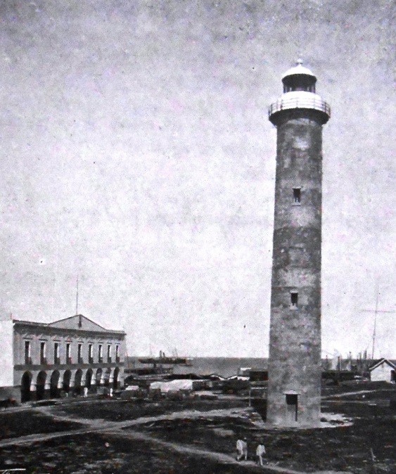 el faro de progreso.jpg El faro de Progreso frente al palacio del Ayuntamiento (hoy Casa de la Cultura). Memoria SCOP 1927-1928.