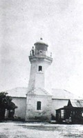 Faro de Salina Cruz con la casa del guardafaro.jpg