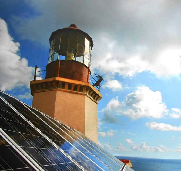 Lámpara del faro de Cabo Corrientes junto a celdas de captación de rayos solares.jpg