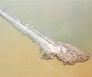 1 Rehabilitación de la escollera.jpg Rehabilitación de la escollera del puerto de Coatzacoalcos, una de las acciones emprendidas para la renovación de este importante puerto marítimo. Memorias de la SCT (1982-1988).