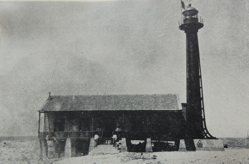 3Faro Triángulo W.jpg Faro Triángulo “W” en la sonda de Campeche, lámpara con incandescencia por vapor de petróleo. Memoria presentada por el Secretario de Comunicaciones y Obras Públicas, agosto 1927-julio 1928. Archivo de Concentración SCT.