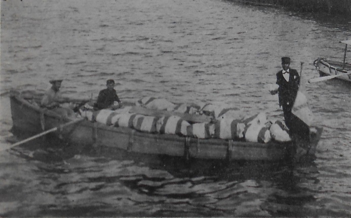 Conducción de la correspondencia en bultos rumbo al muelle.jpg