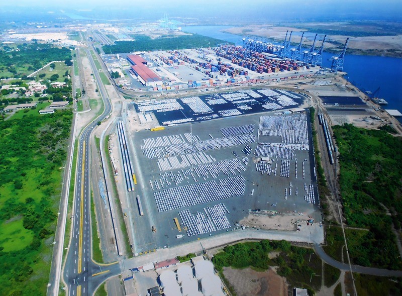 La Terminal Especializada de Automóviles.jpg La Terminal Especializada de Automóviles del puerto Lázaro Cárdenas opera 600 mil automóviles al año. SCT.