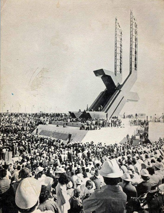 1 de diciembre de 1973.jpg 1 de diciembre de 1973 ceremonia de inauguración de la Carretera Transpeninsular en el Paralelo 28. https://twitter.com/ingvazquezcj/status/1163521733069926402