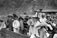 El presidente Díaz a bordo de su automóvil.jpg