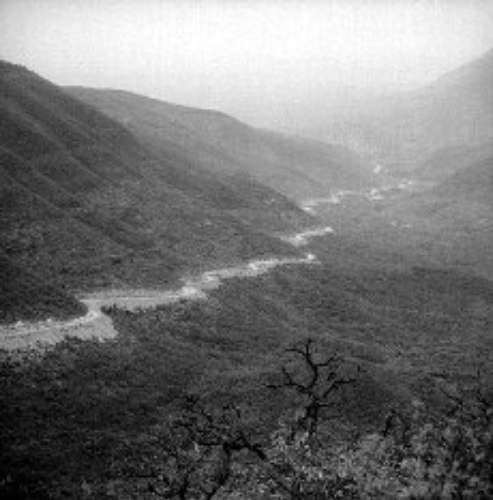 Serpenteando en la Sierra Madre Oriental va el trazo de la carretera Tula-Ciudad Victoria.jpg
