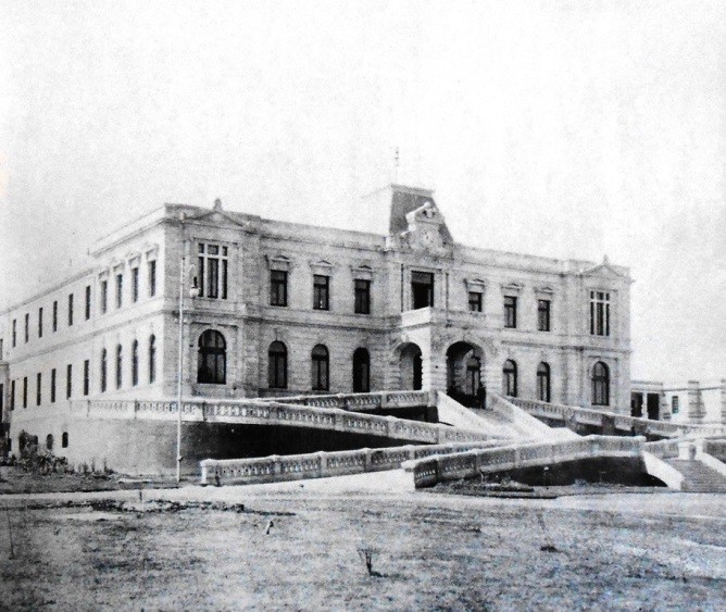 Edificio de Servicios Generales.jpg Edificio de Servicios Generales del Manicomio General de la Castañeda. Crónica Gráfica de la Ciudad de México en el Centenario de la Independencia.