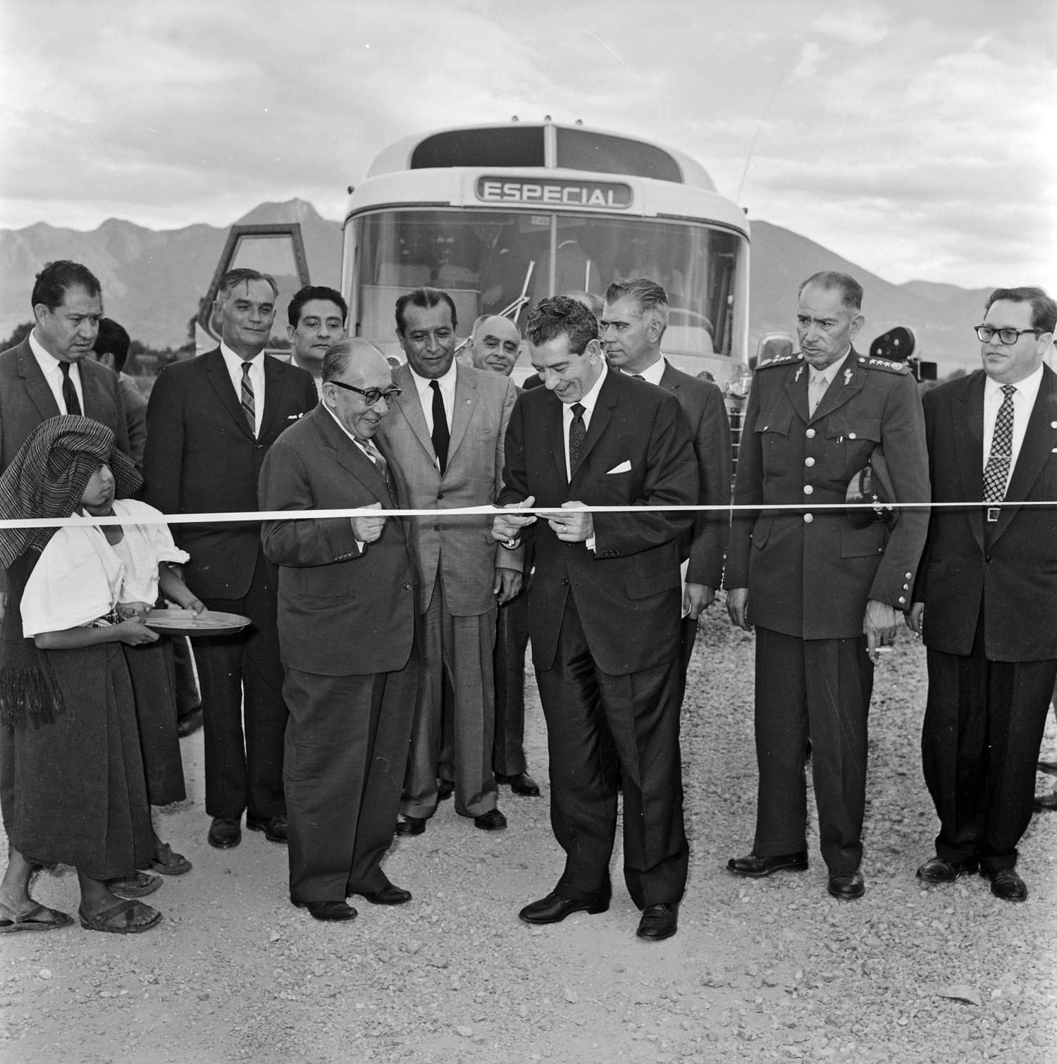 Adolfo_lopez_Mateos_inaugura_el_camino_vecinal_1961JPG.jpg