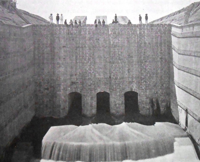 Presa y compuerta del Túnel. Fotografía recuperada del libro México su evolución social: síntesis de la historia política, de la organización administrativa… México, 1902. 