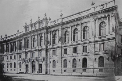 Palacio de la SCOP.jpg Señorial fachada de estilo renacentista italiano, distinguió por muchos años a las oficinas de la SCT. Libro: Anales de la Secretaría de Comunicaciones y Obras Públicas, julio de 1912.