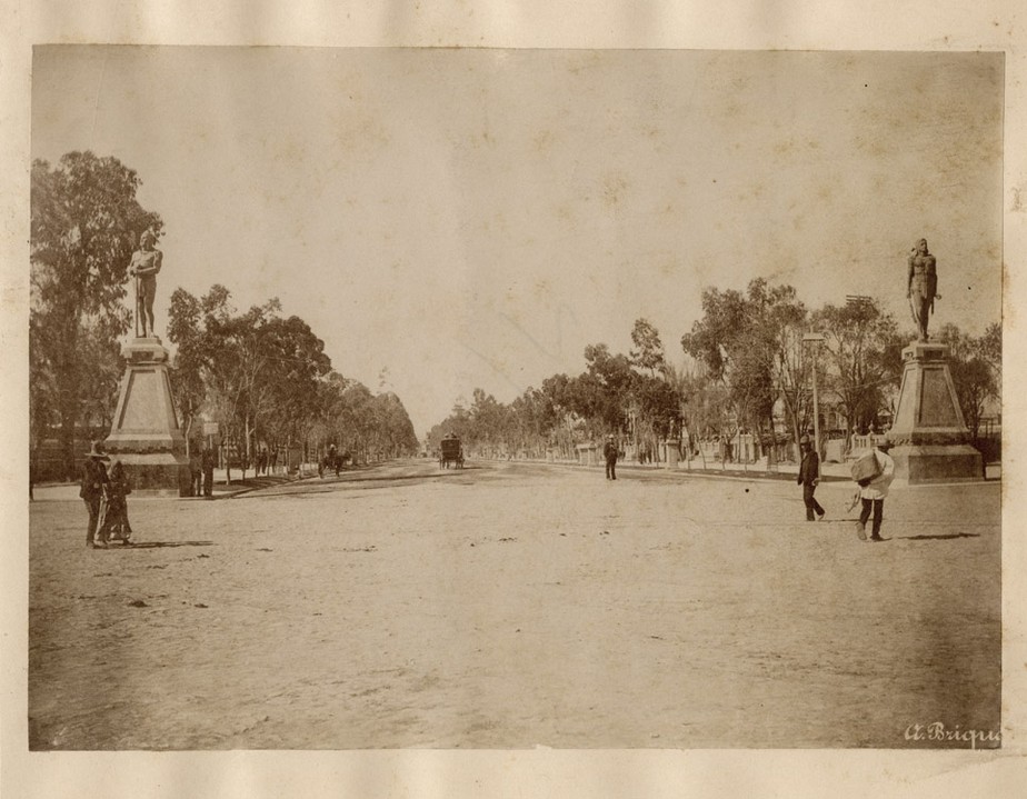 877402.jpg Como auténticos centinelas del paseo de la Reforma, las figuras de Ahuízotl e Izcóatl causaron polémica en su tiempo. Reproducción Autorizada por el Instituto Nacional de Antropología e Historia.