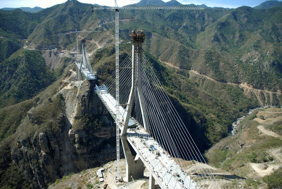 Puente Baluarte en construcción.jpg
