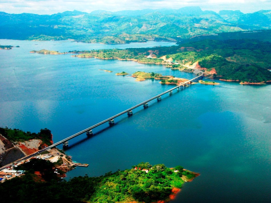 Puente Chiapas cruzando la presa de Malpaso.jpg