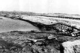 Además del movimiento de tierra, el sismo del 19 de septiembre de 1985 provocó un tsunami observado en Lázaro Cárdenas y Playa Azul, Michoacán, en Ixtapa-Zihuatanejo y Acapulco, Guerrero, así como en Manzanillo, Colima. Sus olas se propagaron a gran velocidad por el Río Balsas, afectando la zona portuaria de Lázaro Cárdenas, Michoacán. Foto recuperada de: CENAPRED.