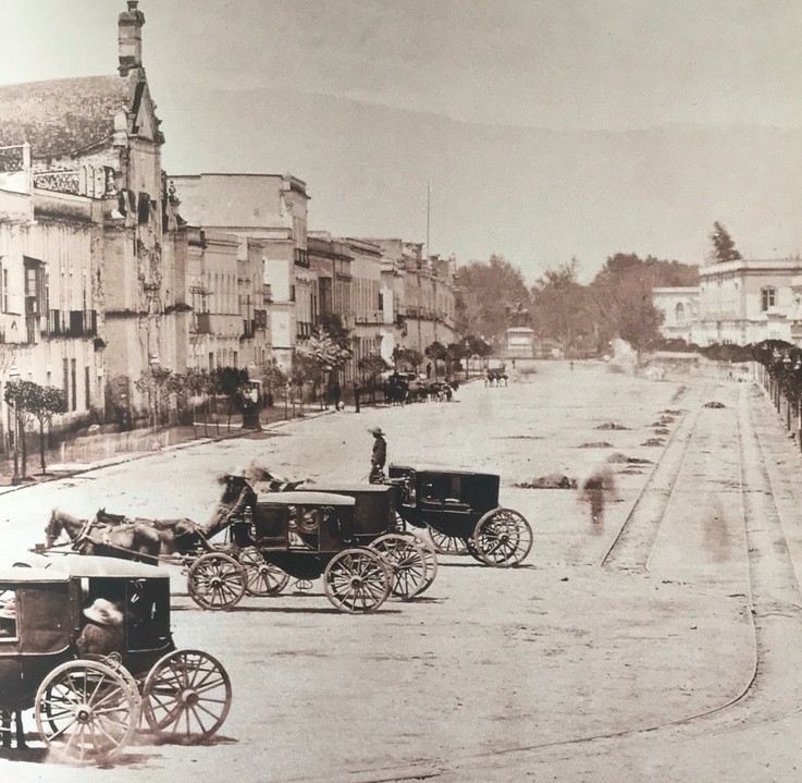 a pesar de la precariedad.jpg A pesar de su precariedad y mal estado, los caminos abiertos durante la Colonia cumplieron el propósito de enlazar al territorio y favorecer el intercambio entre lugares considerados inhóspitos. Foto recuperada del libro: México 200 años.