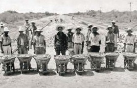 Con la creación de la Comisión Nacional de Caminos en 1925.jpg Con la creación de la Comisión Nacional de Caminos en 1925, en México se institucionalizó la obra caminera a lo largo y ancho del territorio nacional. Foto recuperada del libro: Evolución histórica de los caminos rurales y alimentadores en México.