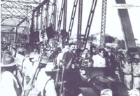 Don Venustiano Carranza cruza el puente de Nuevo Laredo en 1915.jpg