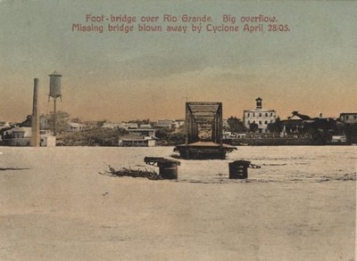 Puente 1 de Nuevo Laredo.jpg Daño sufrido por el primer puente de las dos Laredos a causa del ciclón ocurrido el 28 de abril de 1905. (http://www.esacademic.com/dic.nsf/eswiki/969940)