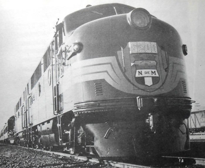 1 Una de las 173 locomotoras.jpg Una de las 173 locomotoras diésel adquiridas como parte de la rehabilitación de los ferrocarriles. Libro: México, exposición de sus bellezas y progreso.