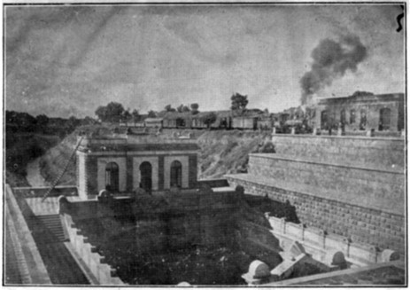 2 Tren La Cucaracha.jpg Tren “La Cucaracha” llegando a la estación Lumbrera colindante de las obras del desagüe del Valle de México. https://www.cronicasdezumpango.com.mx/ferrocarril-del-desague-del-valle-de-mexico/