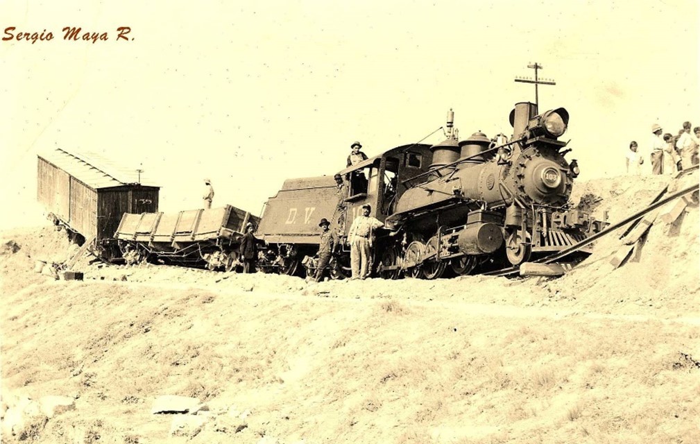 4 La Cucaracha descarrilada en el km 7.jpg “La Cucaracha” descarrilada en el km 7 del tramo correspondiente al Gran Canal (mayo 3, 1934). Sergio Maya Rodríguez https://www.facebook.com/Tequixquiacradio/posts/2294572300684161/