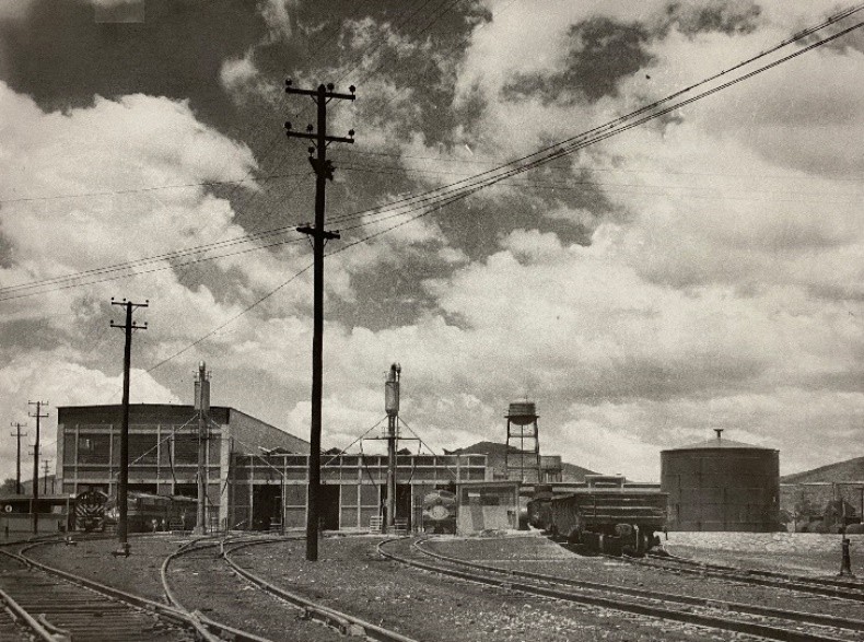4 Talleres de la Terminal de Carga.jpg Talleres de la Terminal de Carga con algunas locomotoras en sus accesos. Secretaría de Cultura, Centro Nacional para la Preservación del Patrimonio Cultural Ferrocarrilero.