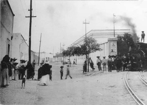5 El tren La Cucaracha saliendo de la fábrica de telas.jpg El tren “La Cucaracha” saliendo de la fábrica de telas La Hortensia. https://www.facebook.com/photo/?fbid=2294572107350847&set=pcb.2294572300684161