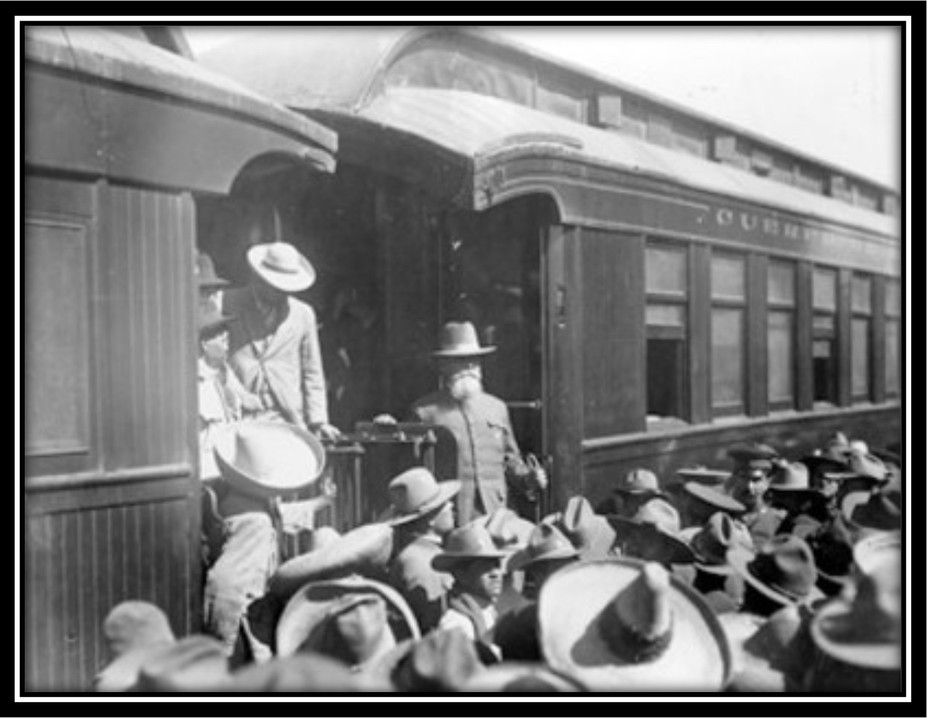 CIA FNM 03.jpg Don Venustiano Carranza al pie de un vagón de los Ferrocarriles Nacionales de México, empresa que fue incautada por su gobierno durante la revolución. Reproducción autorizada por el INAH.